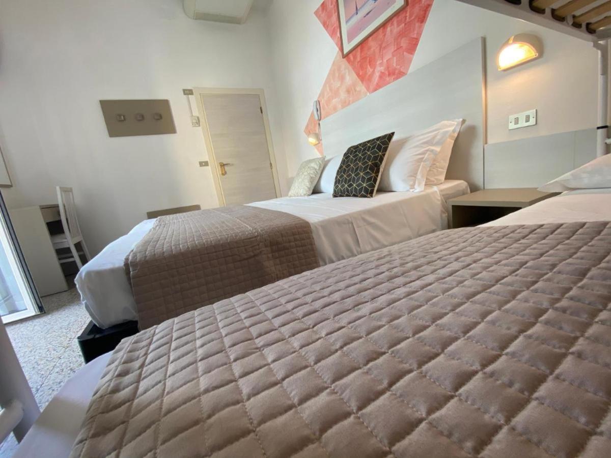 Alevon Hotel Rimini Bagian luar foto