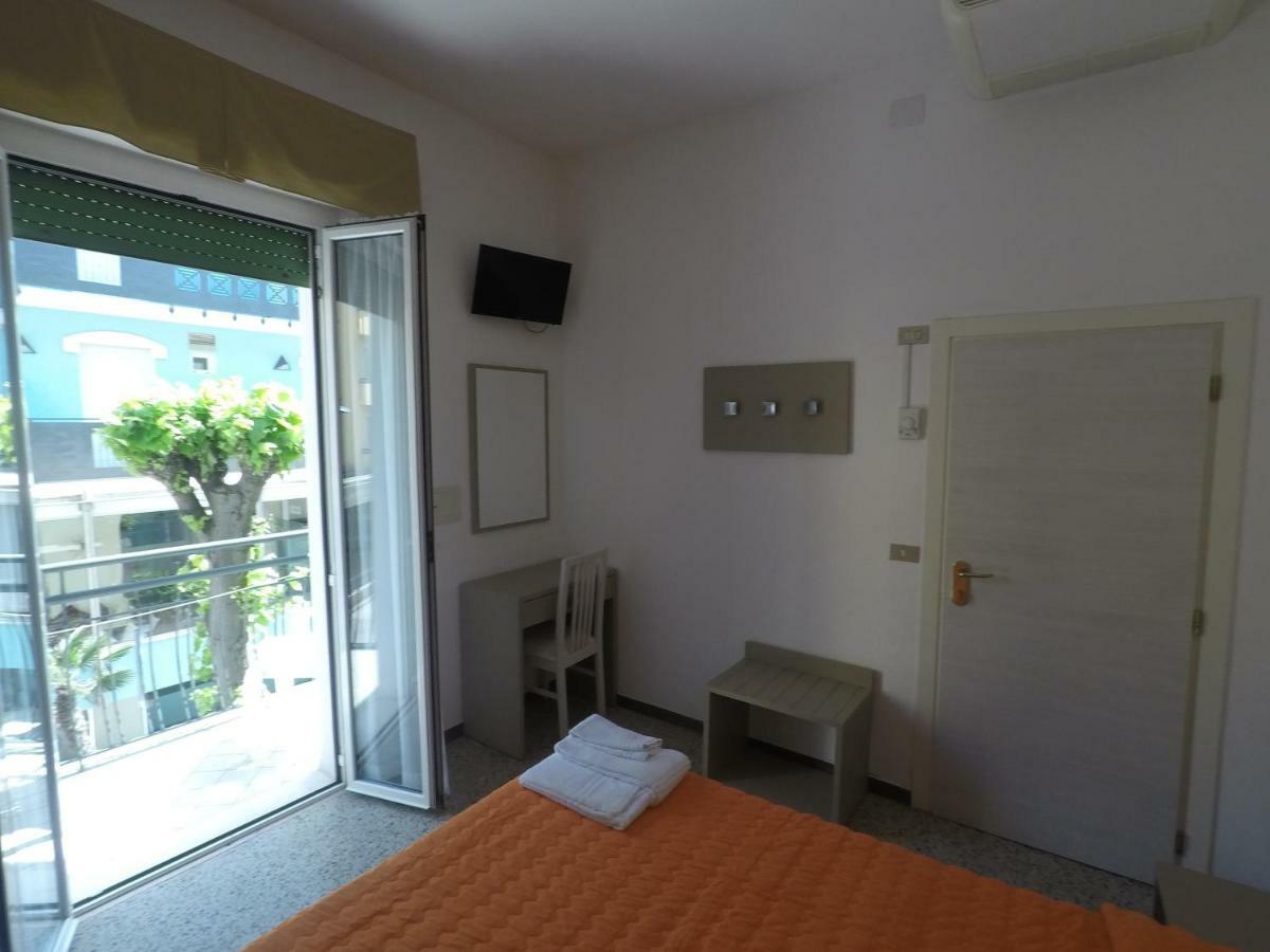 Alevon Hotel Rimini Bagian luar foto