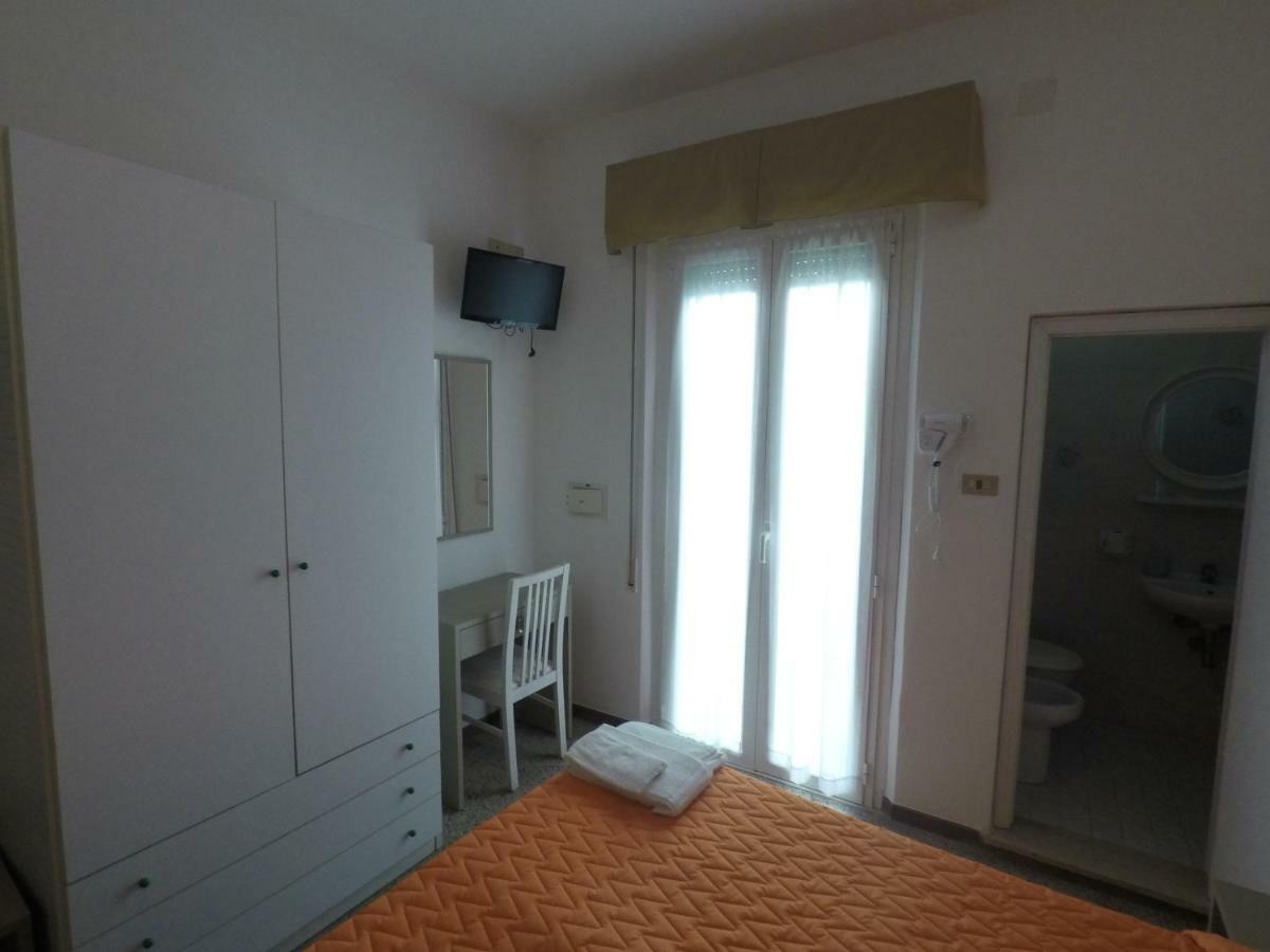 Alevon Hotel Rimini Bagian luar foto
