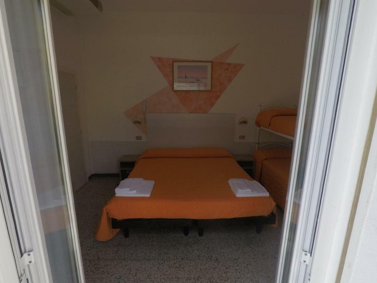 Alevon Hotel Rimini Bagian luar foto